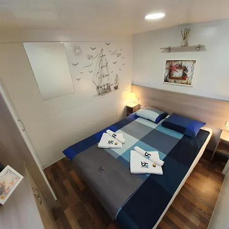 Campsite Mobile Blue Class B4